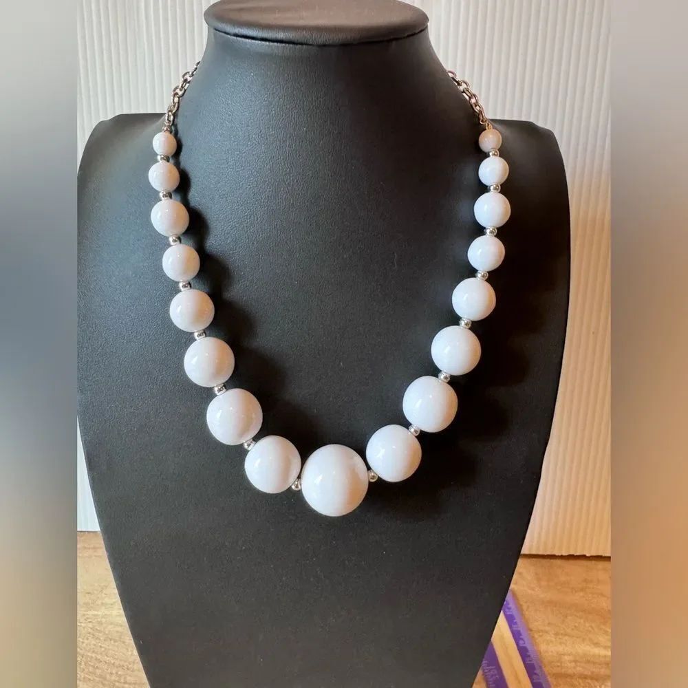 Vintage 1970 Retro Necklace Large tapering resin beads White Silver Descending